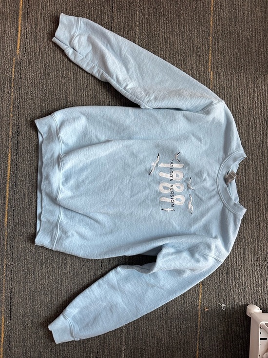 Gildan Light Blue Crewneck Sweatshirt with '1989 Taylor's Version' Embroidery - Picture 2 of 3